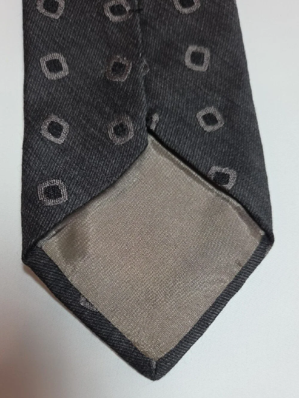 Giorgio Armani Men's Wool/Silk Blend  VTG Tie W/ Gray/Black Dot Pattern 3.5x56